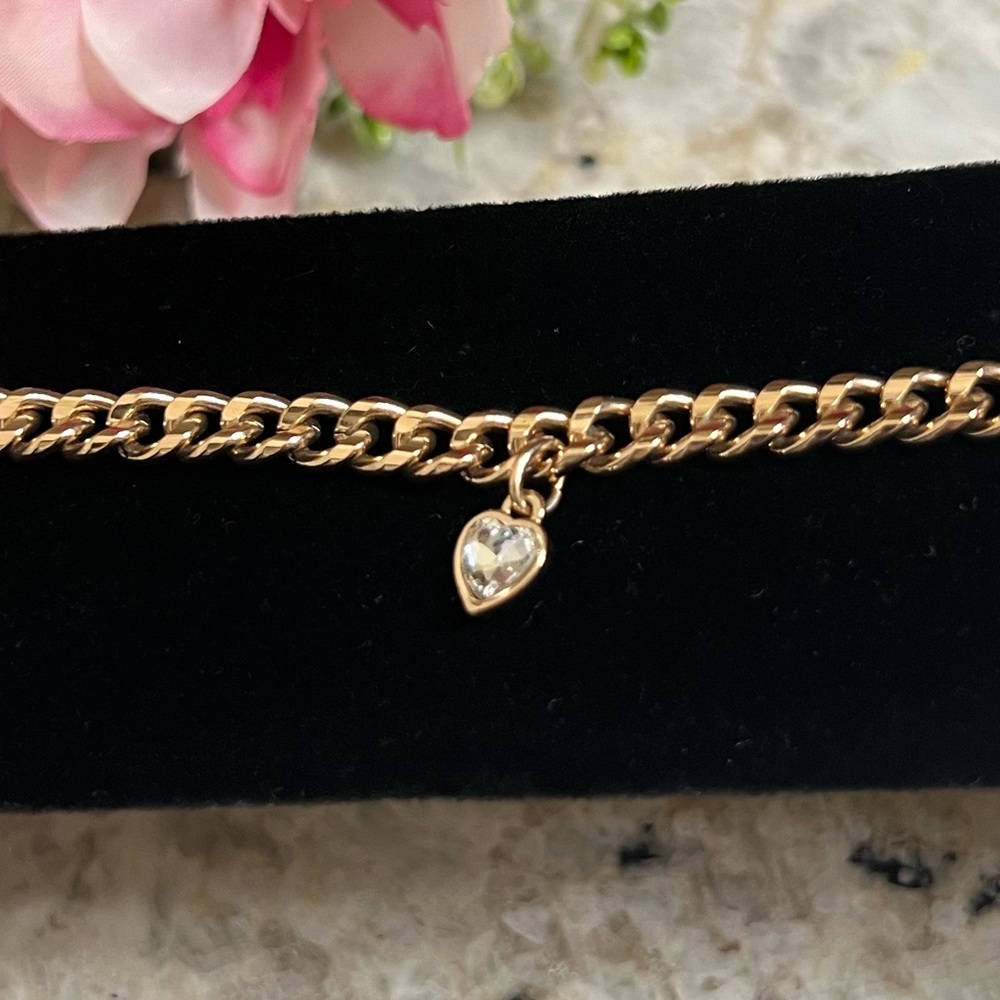 💖NWT Guess gold tone charm bracelet - Picture 4 of 7